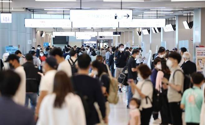 추석 연휴를 앞둔 8일 오전 서울 강서구 김포공항 국내선 청사에서 여행객 등이 이동하고 있다. 연합뉴스