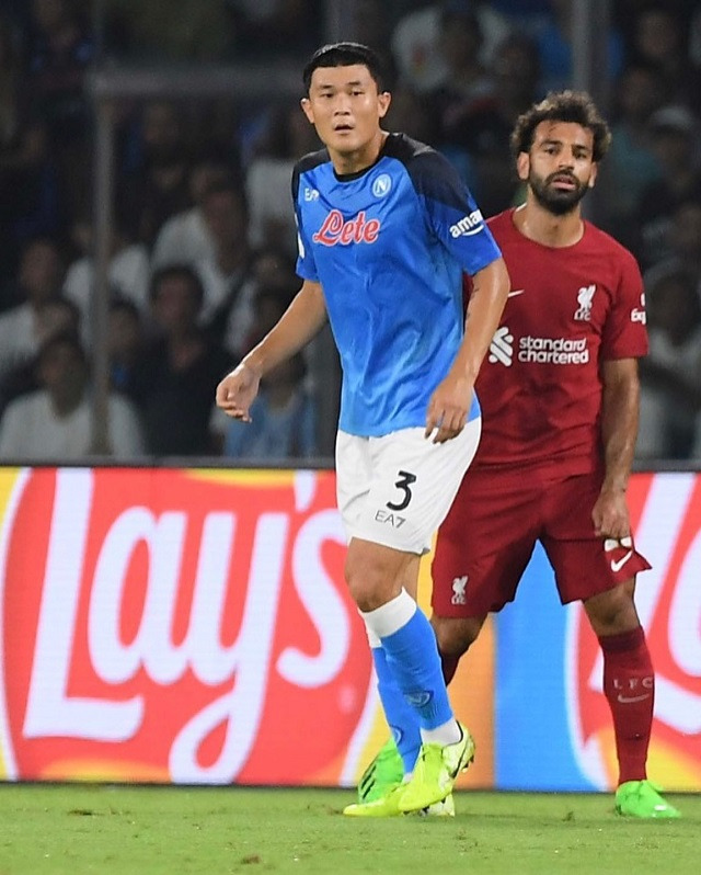 김민재(3번)가 리버풀과 2022-23 유럽축구연맹 챔피언스리그 A조 1차전 홈경기에서 지난 시즌 EPL 득점왕 무함마드 살라흐를 마크하고 있다. 사진=나폴리 공식 SNS