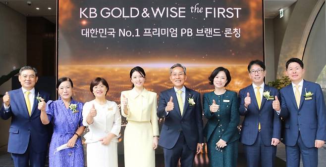 지난 6일 열린 ‘KB GOLD&WISE the FIRST’ 오픈 기념식에 참석한 KB금융그룹 윤종규 회장(왼쪽 다섯번째)과 광고모델 이영애(왼쪽 네번째) 및 관계자가 기념촬영을 하고 있다.