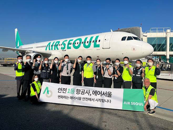 [서울=뉴시스] 에어서울 조진만 대표(가운데)가 김포국제공항 현장 점검 후 임직원들과 안전 운항 결의를 다지며 기념 촬영을 하고 있다. (사진=에어서울 제공) *재판매 및 DB 금지