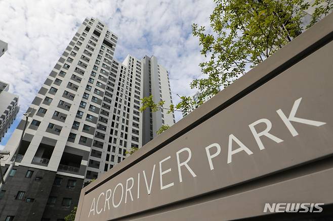 [서울=뉴시스] 권창회 기자 = 국토교통부 실거래 공개시스템에 따르면 서초구 반포동의 아크로리버파크 전용 84.95㎡는 이달 2일 42억원에 신고가로 거래됐다. 국내 아파트 84㎡ 평형이 40억원 이상 금액으로 거래된건 이번이 첫 사례다. 사진은 27일 오전 서울 서초구 아크로리버파크 단지 모습. 2021.09.27. kch0523@newsis.com