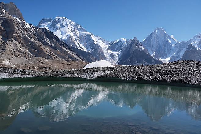 콩코르디아 빙하수에서 보이는 브로드피크와 가셔브룸4