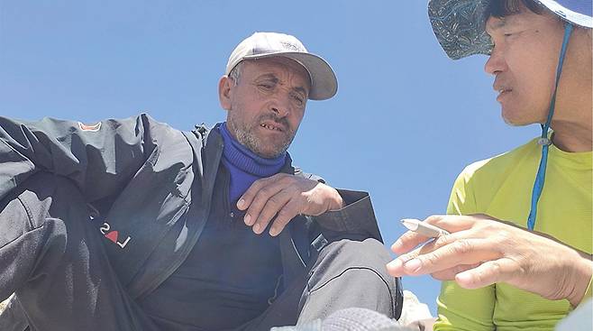 유숩 알리와 인터뷰하는 필자