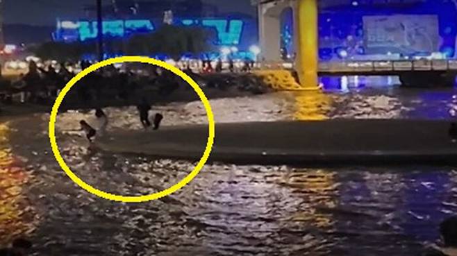 12일 저녁 서울 반포한강공원에서 만조로 인해 갑작스럽게 물이 차오른 모습. 일부 시민들이 야외무대에 갇혀있다. (사진=ytn 화면 캡쳐)