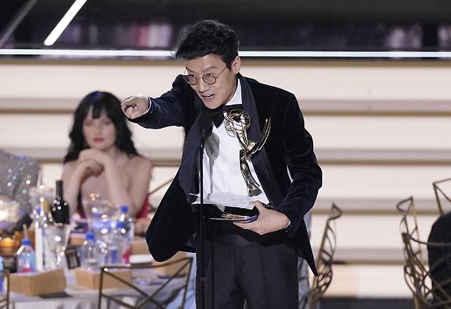 사진=넷플릭스 오리지널 시리즈 '오징어 게임' 황동혁 감독이 제74회 에미상 감독상을 수상하고 기뻐하고 있다. AP 뉴시스&nbsp;