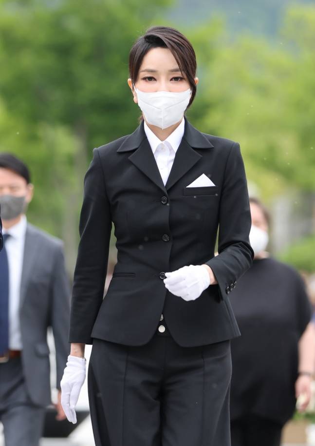 윤석열 대통령의 배우자 김건희 여사가 6월13일 오후 경남 김해시 진영읍 봉하마을을 방문해 고(故) 노무현 전 대통령 묘역을 참배하고 있다. ⓒ연합뉴스