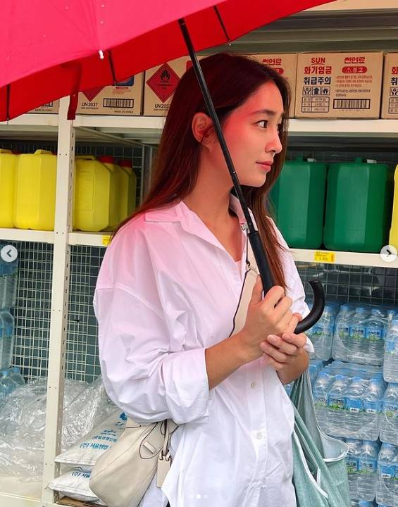 Lee Min-jung posted a picture on his instagram on the 13th with an article entitled Red Umbrella on rainy Tuesday.In the public photos, Lee Min-jung is wearing a red umbrella and avoiding rain.He was wearing a white shirt and carrying a shopping cart, and he caught his eye with a pure beauty.On the other hand, Lee Min-jung married actor Lee Byung-hun in 2013 and has a son.