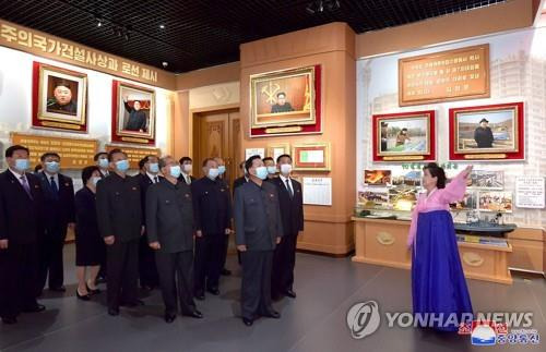 '김정은 공식 집권 10년' 맞아 조선혁명박물관 참관하는 북한 간부들   (평양 조선중앙통신=연합뉴스) 북한 김정은 국무위원장 공식 집권 10년을 맞아 북한 당과 정부의 간부들이 지난 10일 조선혁명박물관을 참관했다고 조선중앙통신이 11일 보도했다. 2022.4.11 
    [국내에서만 사용가능. 재배포 금지. For Use Only in the Republic of Korea. No Redistribution]
    nkphoto@yna.co.kr