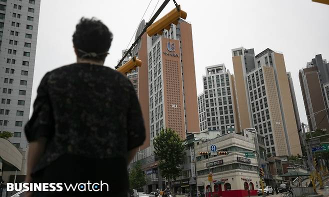 13일 부동산 가격하락세와 거래절벽 현상이 지속되고 있는 가운데 한 시민이 서울 왕십리 뉴타운에 위치한 아파트 단지를 바라보고 있다./사진=이명근 기자 qwe123@