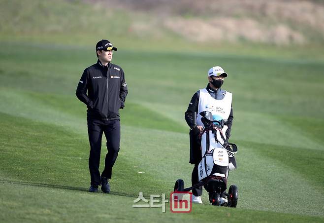 지난해 코리안투어 군산CC오픈에서 선수와 캐디로 나선 김비오(왼쪽)과 김다니엘 형제.  (사진=KPGA)