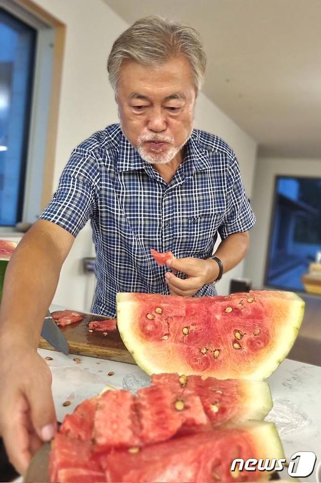 문재인 전 대통령의 딸 문다혜씨가 지난 12일 트위터에 문 전 대통령이 수박을 손질하는 사진을 게시했다. (문다혜 씨 트위터 캡처) 2022.9.14/뉴스1