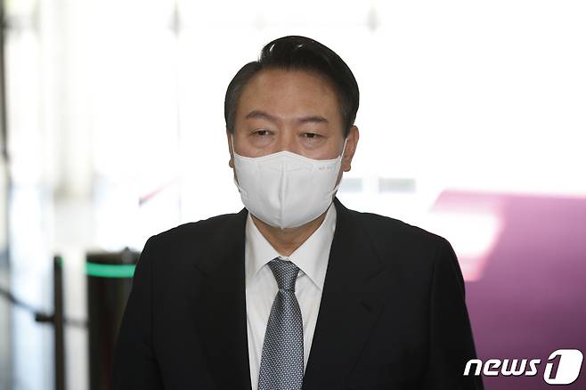 윤석열 대통령이 8일 오전 용산 대통령실로 출근하고 있다. 2022.9.8/뉴스1 ⓒ News1 안은나 기자