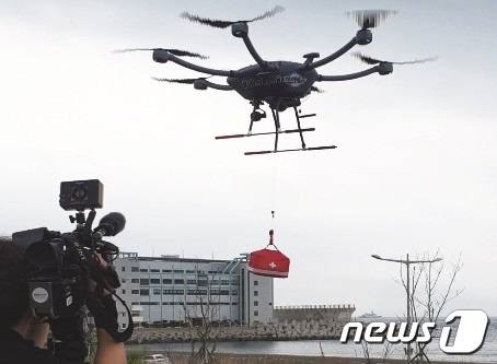 해양드론기술이 드론으로 물품을 배달을 하고 있다(한국해양대 제공)