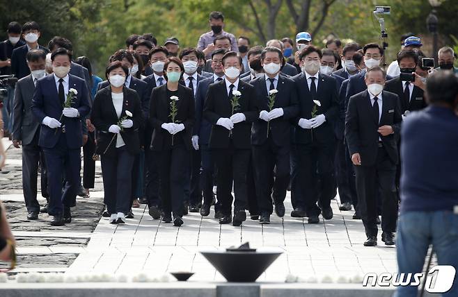 이재명 더불어민주당 대표와 당 지도부가 14일 경남 김해 봉하마을 고 노무현 전 대통령 묘역으로 참배를 위해 이동하고 있다. 2022.9.14/뉴스1 ⓒ News1 김영훈 기자