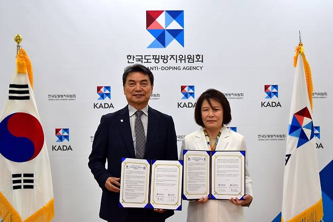 KADA 이영희 위원장(왼쪽)과 스포츠윤리센터 이은정 이사장.(한국도핑방지위원회 제공)