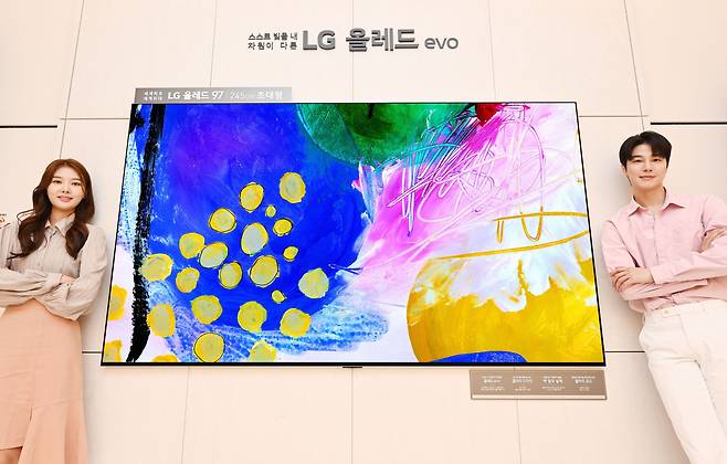 LG전자가 21일 국내 정식 출시하는 97인치 OLED(유기발광다이오드) TV 'LG OLED 에보 갤러리 에디션'. /LG전자