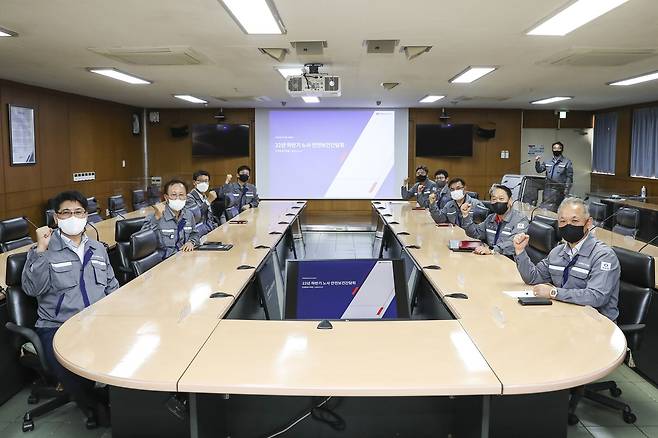 14일 동국제강 인천공장에서 열린 제1회 노사 안전보건간담회에서 참석자들이 기념 촬영하고 있다. /동국제강 제공