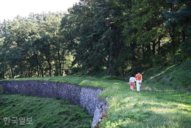 죽주산성 성곽길을 따라 젊은 커플이 한적하게 데이트를 즐기고 있다.