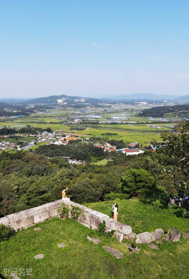 죽주산성 북포루에서 여행객이 인증 사진을 찍고 있다. 성벽 아래로 일죽면의 들판이 평화롭게 펼쳐진다.