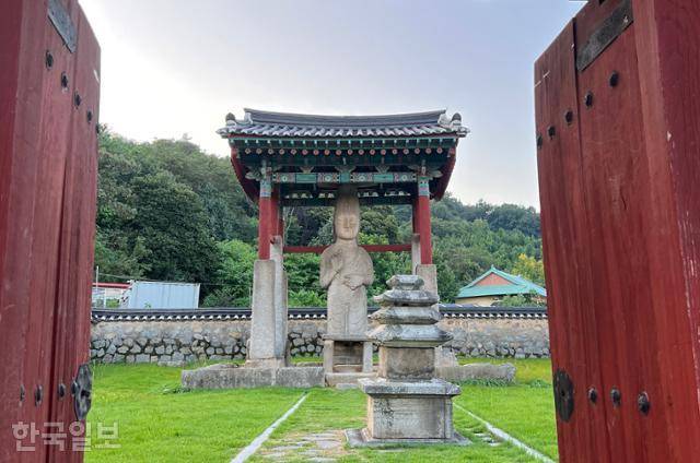 죽주산성 아래 매산리는 '미륵마을'로 불린다. 마을 중앙에 석탑과 함께 매산리석불입상이 자리하고 있다.