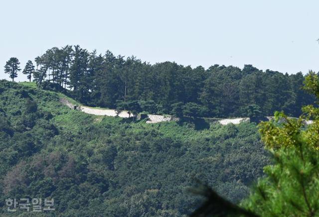 죽산성지는 고려 때 몽골군이 진을 친 이진터였다. 성지에서 죽주산성 남측 성벽이 손에 잡힐 듯 보인다.