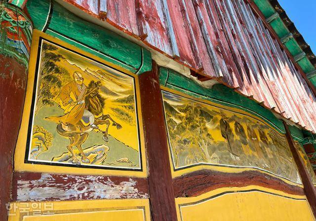 칠장사 명부전 외벽에 궁예가 말을 타는 그림이 그려져 있다.