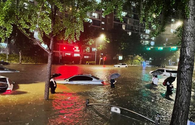 서울에 집중호우가 내린 8월 8일 서울 강남구 대치동 한 아파트 주차장이 물에 잠겨 있다. 연합뉴스