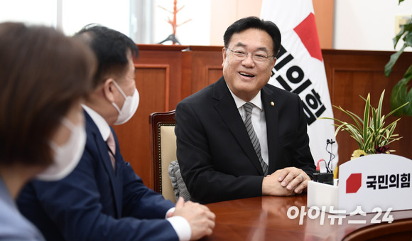 정진석 국민의힘 비상대책위원장이 14일 오후 서울 여의도 국회에서 이진복 대통령실 정무수석과 전희경 정무1비서관을 접견하고 있다. [사진=김성진 기자]