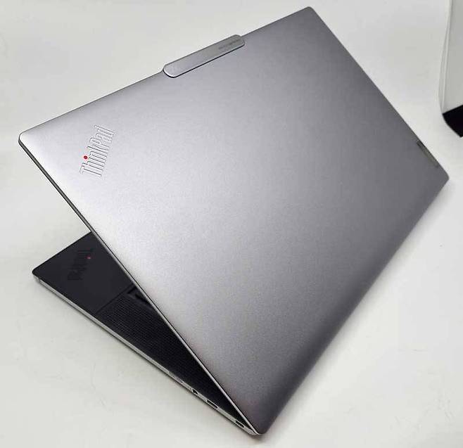 알루미늄 재질을 적극 적용한 제품 상판