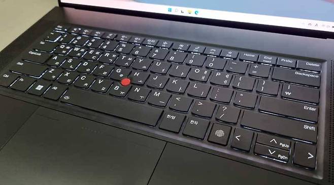 키보드 내에 백라이트를 탑재했으며 이른바 '빨콩'도 여전하다