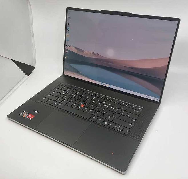 16인치급 OLED 패널을 적용했으며 베젤 두께도 최소화했다