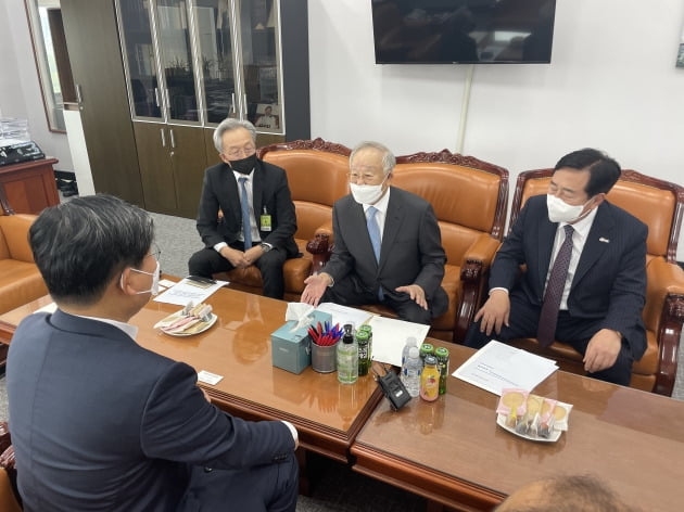 14일 국회를 찾은 손경식 한국경영자총협회장(오른쪽 두 번째), 김기문 중소기업중앙회장(맨 오른쪽), 최진식 한국중견기업연합회장(세 번째)이 전해철 국회 환경노동위원회 위원장(맨 왼쪽)에 '노란봉투법'에 대한 경제계 우려를 전달하고 있다.  /이상은 기자