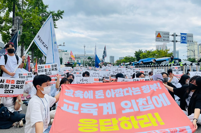 지난 3일 서울 용산구 대통령실 앞에서 열린 전국교육대학생연합 등의 집회에서 학생들이 신규교사 확충을 요구하고 있다. 교대련 제공
