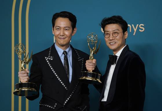 Lee Jung-jae, winner of the Emmy for Outstanding Lead Actor in a Drama Series for ″Squid Game,″ left, and Hwang Dong-hyuk, winner of the Emmy for Outstanding Directing for a Drama Series for ″Squid Game,″ pose for the photos with their trophies on hand at the 74th Primetime Emmy Awards on Monday at the Microsoft Theater in Los Angeles. [AP/YONHAP]