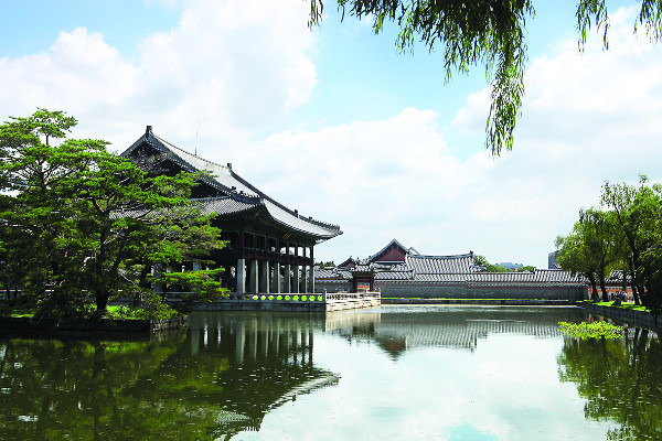 서울 수학여행의 단골 방문지였던 경복궁 내 경회루. 한국관광공사 제공