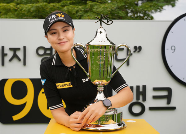 KLPGA 투어 메이저 대회인 KB금융 스타챔피언십에 출전하는 전인지가 14일 블랙스톤 이천GC에서 열린 포토콜 행사에서 우승 트로피를 품고 사진을 찍고 있다. [사진 제공 = KLPGA]