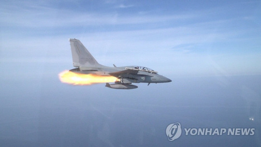 : FA-50에서 공대지 미사일인 AGM-65G(매버릭)가 발사되고 있다. 연합뉴스