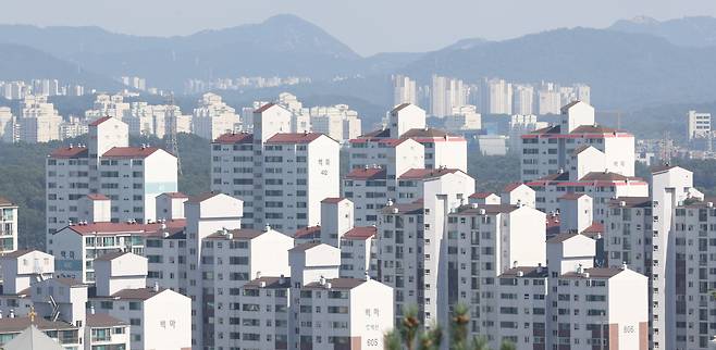 경기 고양 일산의 아파트 단지. 1기 신도시 재정비 등에서 명확한 청사진이 부족하다는 지적과 함께 부동산 시장이 위축되면서 건자재업계가 리모델링수요까지 줄어들 것으로 우려하고 있다. [연합]