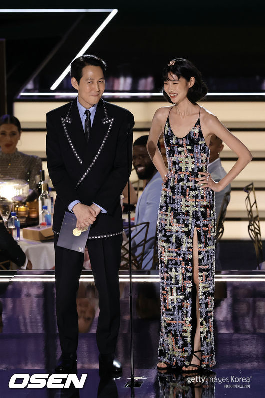 Netflix squid game won the United States of America Emmy Awards six times, and the leading actors Lee Jung-jae and HoYeon Jung completed the double slope on the best dresser.Lee Jung-jae and HoYeon Jung were mentioned side by side in the 74th Emmy Awards Best Dresser lineup selected by a United States of America media on the 13th (local time).The pair have been shouldered by stylish actors including Zendaya, Nicholas Holt, Amanda Saifred, Sandara Oh and Andrew Garfield.Lee Jung-jae, at the 74th Primetime Emmy Awards ceremony held at the United States of Americas Microsoft Theater the previous day, matched a blue-colored shirt with a colorful black suit with stud decorations, and gave a dandy charm.This was enough to double his dignity, winning the Best Actor award for his Luxury Gucci brand suit.HoYeon Jung unfortunately missed out on best supporting actress but is making the former World shake with full styling.Biz gown dresses, hair bands and bags are all Louis Vuittons custom products, where he is a global ambassador.It was a good idea with HoYeon Jung, who has the classic beauty of Korea and the sophistication of the West.In particular, they came to the stage together as a prize winner before the award, and they were enthusiastic about those who appeared in line with the game signal Common Hibiscus flower.As the worlds popularity of squid game proved, the fans of their homeland were more pleased to see the two people who talked comfortably on stage and won the variety show category award.Meanwhile, Lee Jung-jae won the best actor award for squid game at the Emmy Awards ceremony, the first Korean actor and the first Asian actor.Although HoYeon Jung, Park Hae-soo and Oh Young-soo missed the supporting actor trophy, director Hwang Dong-hyuk received the directors award and boasted the squid game power that did not cool down in the former World.