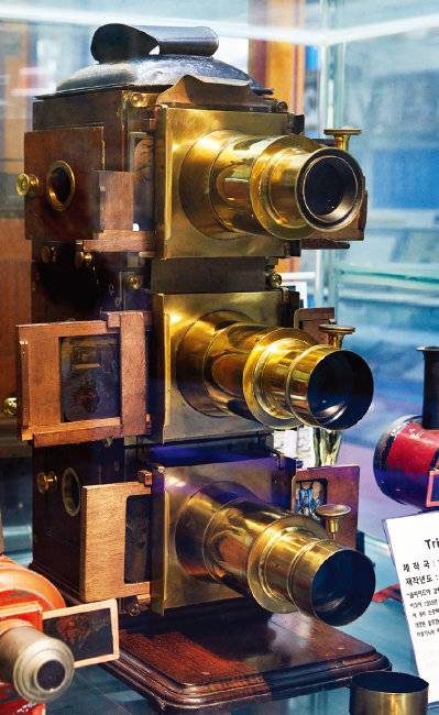 3구 환등기. 한 번에 여러 장의 슬라이드를 볼 수 있게 했다.