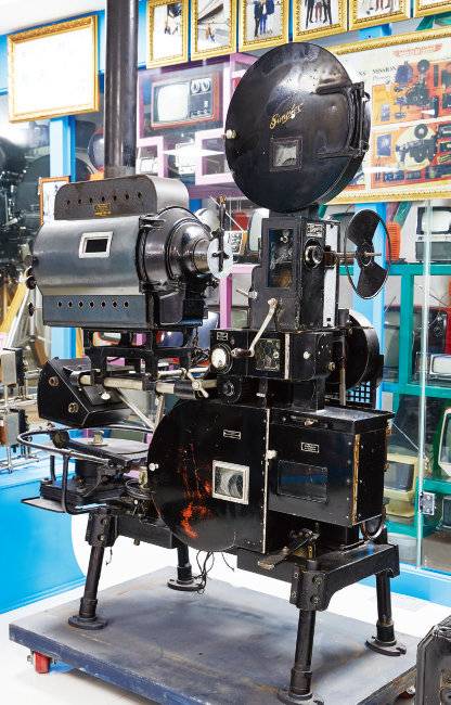 바이타폰 영사 시스템(Vitaphone Cinematic sound system, 1923). ‘워너 브라더스’와 ‘웨스턴 일렉트릭’이 합작해 만든 영사기다. 최초로 영상과 음향을 일치시켜 영화 상영이 가능하도록 했다.