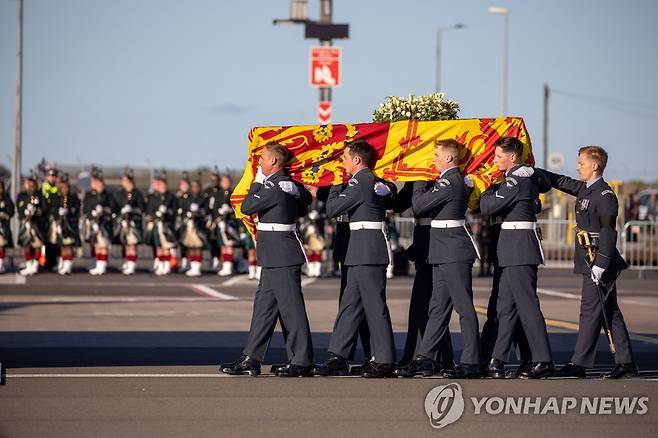 엘리자베스 2세의 관 [UPI 연합뉴스 자료사진. 재판매 및 DB 금지]