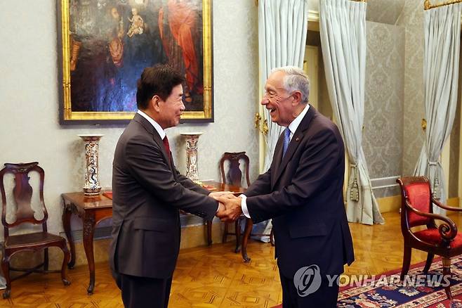 김진표 국회의장, 드소자 포르투갈 대통령 예방 (리스본=연합뉴스) 포르투갈을 공식 방문 중인 김진표 국회의장이 13일(현지시간) 리스본에 있는 대통령궁을 찾아 마르셀루 헤벨루 드소자 대통령과 악수하고 있다. 2022.9.14 [국회의장실 제공. 재판매 및 DB금지] uwg806@yna.co.kr