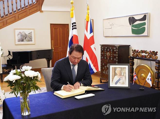 최태원 회장, 엘리자베스 2세 여왕 분향소 방문 (서울=연합뉴스) 최태원 대한상의 회장이 14일 오후 서울 중구 주한영국대사관에 마련된 엘리자베스 2세 여왕 분향소를 방문해 조문록을 작성하고 있다. 2022.9.14 [대한상공회의소 제공. 재판매 및 DB 금지] photo@yna.co.kr