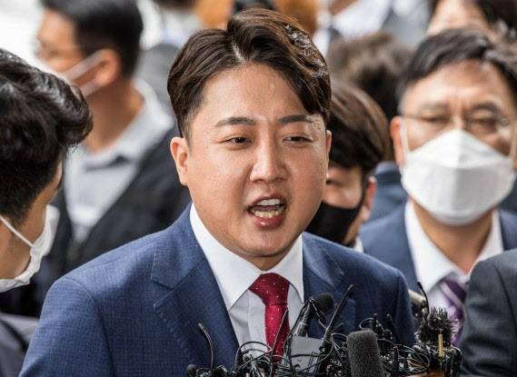 국민의힘 이준석 전 대표가 14일 오전 서울 양천구 서울남부지방법원에서 열린 국민의힘 당헌 효력 정지 가처분 심문에 출석하며 취재진 질문에 답하고 있다. (사진=국회사진기자단)