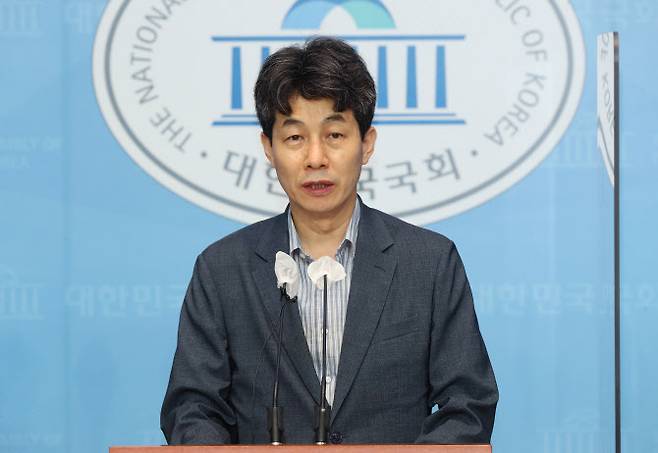 윤건영 더불어민주당 서해 공무원 사망사건 TF 위원이 지난 7월 15일 국회 소통관에서 최종 결과 보고 기자회견을 하고 있다.(사진=국회사진기자단)