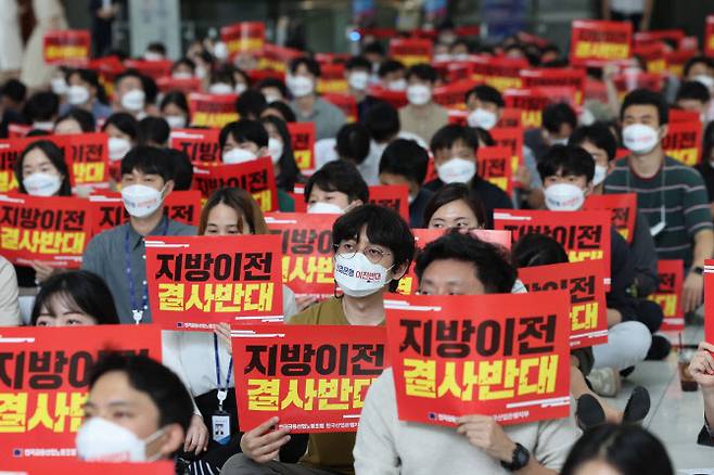 전국금융산업노동조합 한국산업은행지부 조합원들이 강석훈 산업은행 회장의 취임 100일 기자간담회가 열린 14일 오후 서울 영등포구 KDB산업은행 본점 로비에서 산업은행 본점 부산 이전 등에 반대하는 집회를 하고 있다.(사진=연합뉴스)