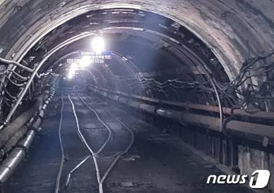 지난 14일 오전 강원 태백 장성광업소의 장성갱도 내 직원 1명이 매몰되는 사고가 발생한 가운데, 15일 0시 10분 현재 갱도 주변에서 구조작업이 진행되고 있다. 사진은 사고가 발생한 갱도의 입구. 2022.9.14/뉴스1 신관호 기자