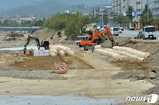 15일 태풍 힌남노 피해지역인 경북 포항시 남구 오천읍 냉천에서 포항시와 국토부, 해병대, 해군 등이 중장비를 투입, 유실된 제방을 새로 쌓고 하천에 쌓인 토사를 준설 작업에 한창이다..2022.9.15/뉴스1 ⓒ News1 최창호 기자