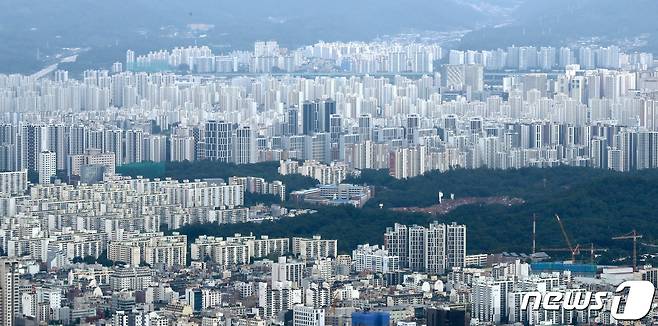 서울 송파구 롯데월드타워 전망대 서울스카이에서 바라본 강동구의 아파트 단지. 2022.9.15/뉴스1 ⓒ News1 구윤성 기자